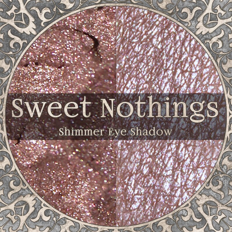 Pode incluir: Um r&oacute;tulo de produto cosm&eacute;tico circular com o texto Sweet Nothings Shimmer Eye Shadow. A imagem mostra uma vista dividida de um p&oacute; cintilante de ouro rosa met&aacute;lico e uma amostra do mesmo produto aplicada em pele texturizada.