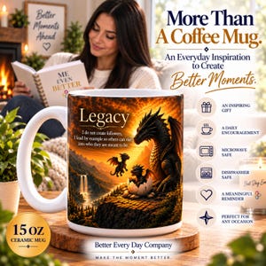 Puede incluir: Una taza de cerámica blanca de 15 oz con una ilustración de dragones, el texto Legacy y una cita sobre liderazgo. El diseño incluye un dragón grande, dos pequeños y un paisaje montañoso. Los iconos indican que es apta para microondas y lavavajillas.
