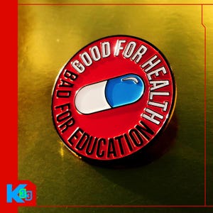 Peut inclure: Épinglette ronde en émail rouge avec le texte "GOOD FOR HEALTH" et "BAD FOR EDUCATION" en blanc. L'épinglette présente un dessin de pilule blanche et bleue. La bordure de l'épinglette est dorée.