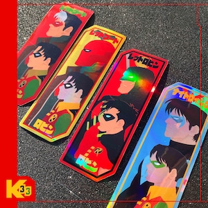 Puede incluir: Cuatro pegatinas rectangulares con ilustraciones de personajes de cómics. Las pegatinas tienen un esquema de color rojo, amarillo y azul con texto japonés. Los personajes llevan máscaras y disfraces, con la letra "R" visible.