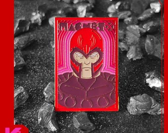 Peut inclure: Épingle en émail rouge rectangulaire représentant le personnage de Magneto de Marvel Comics. L'épingle présente un schéma de couleurs rouge et violet, avec le visage et le casque du personnage. Le mot "MAGNETO" est en haut.