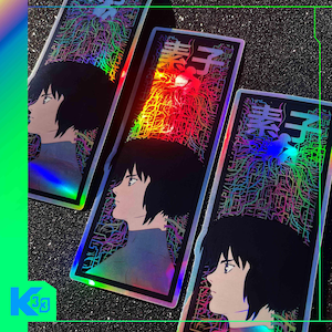 Puede incluir: Tres pegatinas holográficas con un personaje de anime de perfil con cabello negro y un cuello alto azul. Las pegatinas tienen texto japonés y un fondo geométrico colorido. Las pegatinas son rectangulares y tienen un acabado brillante.