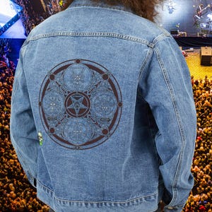 Demon Shield Jeansjacke | Gothic Daemon Sigil Rückendruck | Okkulte Gothic Jacke | Dunkles Streetwear Geschenk | Horror Fan Oberbekleidung