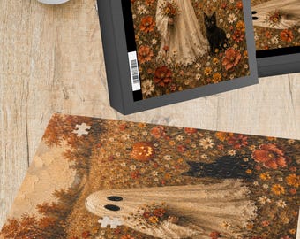 Può includere: Un puzzle da 120 pezzi con l'illustrazione di un fantasma avvolto in un lenzuolo bianco che tiene un bouquet di fiori autunnali, accompagnato da un gatto nero e una zucca in un campo di fiori arancioni e rossi, con 20,32x25,4 cm sulla scatola.