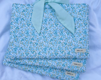 Gesteppte Bibelhülle mit Fliege - Pink / Blau / Creme / Weiß Gepolsterter Bucheinband - Coquette Buchschutz