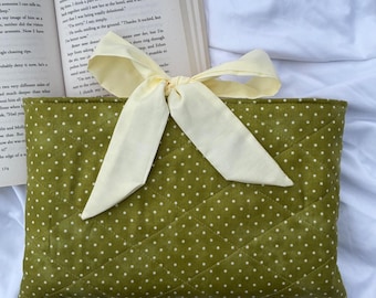 Olivgrün gepunktete Buchhülle mit Schleife