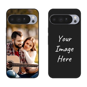 Puede incluir: Dos fundas para teléfono con un recorte para la cámara en la parte superior. La funda izquierda muestra una fotografía de una persona con barba tocando una guitarra acústica mientras otra se apoya en su hombro. La derecha es negra con el texto Your Image Here.
