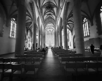 Photographie d'intérieur d'église gothique, impression d'architecture noir et blanc, symétrie de l'allée de la cathédrale, art mural de mauvaise humeur, téléchargement numérique