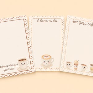 Pode incluir: Três blocos de notas de papel retangulares com fundos creme e bordas castanhas. O primeiro apresenta linhas onduladas e o texto "Coffee is always a good idea". O segundo tem bolinhas e "A latte to do". O terceiro tem "but first, coffee" e várias ilustrações de chávenas de café.