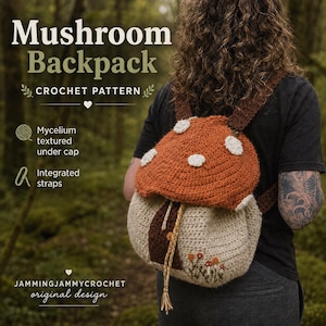 Peut inclure: Un sac à dos au crochet en forme de champignon avec un chapeau orange rouille à pois blancs, une base beige et une porte marron foncé. Le texte indique Mushroom Backpack CROCHET PATTERN, Mycelium textured under cap, Integrated straps, JAMMINGJAMMYCROCHET.