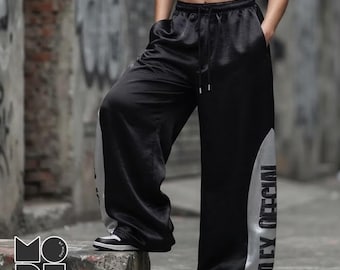 Glanzende wijde broek | Losse pijpen met letterpanelen | Dagelijkse kleding | Sportieve streetstyle