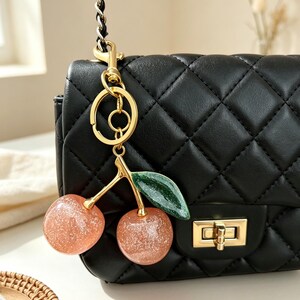 Colgante para bolso con forma de cereza rosa brillante, llavero de resina con forma de cereza, accesorio estético para bolso de mujer.