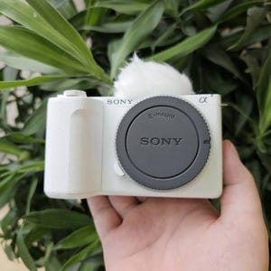 Sony ZV-E10 II Mirrorless Camera – 26MP ApS-C, 4K 60p, AI Autofocus, Flip Screen, Like New Condition
