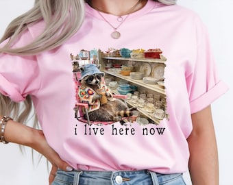 Lustiger Waschbär PNG, ich lebe hier jetzt Shirt Design, Thrift Store Ästhetische Grafik T-Shirt, Vintage Humor Sublimation