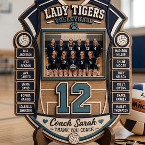 Könnte beinhalten: Eine hölzerne Volleyball-Teamplakette in Trikotform mit dem Text LADY TIGERS VOLLEYBALL, einem zentralen Teamfoto, der Nummer 12 und Spielernamen wie Mia Anderson und Madison Miller. Enthält Coach Sarah und den Schriftzug THANK YOU COACH.