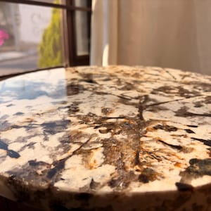 Puede incluir: Un juego de tres tazas de cerámica con acabado mate moteado. Las tazas son de color crema, gris claro y gris oscuro. Cada taza tiene un diseño simple y minimalista.