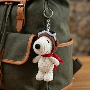 Puede incluir: Un juego de tres tazas de cerámica con un acabado mate moteado. Las tazas son de color crema, gris claro y gris oscuro. Cada taza tiene un diseño simple y minimalista.