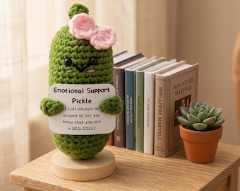 Graduation Pickle Plush, Crochet Cucumber Amigurumi, Funny Grad Gift 2026, Cute Senior Keepsake for Him Her