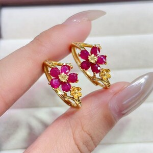 Anillo de plata S925 con rubí natural y baño de oro.