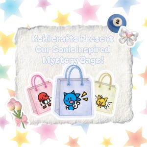 Op de afbeelding: Afbeelding met drie kleurrijke boodschappentassen met cartoonpersonages. De tassen zijn roze, lichtblauw en geel, elk met een ander op Sonic geïnspireerd personage. Tekst luidt: "Koki crafts Present Our Sonic inspired Mystery Bags!"