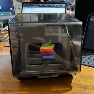 Puede incluir: Un juego de tres tazas de cerámica con un acabado mate moteado. Las tazas son en tonos crema, gris claro y gris oscuro. Cada taza tiene un diseño simple y minimalista, perfecto para café o té.