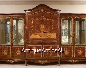 Impresionante vitrina grande de nogal estilo Luis XV con marquetería incrustada montada en bronce dorado (253 x 470 x 72 cm).