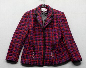 Veste blazer Kasper ASL pour femme, en tweed bouclé, à carreaux rouges et violets, avec fermeture à brandebourgs et chaînette.