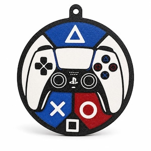 Può includere: Un ornamento rotondo, nero e bianco, con un design stilizzato del controller PlayStation. I pulsanti del controller sono blu, rossi e bianchi. L'ornamento ha un piccolo foro nella parte superiore per appenderlo, circa 8 cm di diametro.