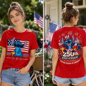 Op de afbeelding: Een rood T-shirt met korte mouwen en een blauw alien-personage op de voorkant, een Amerikaanse vlag en de tekst EST 1776. De achterkant toont hetzelfde personage met een hoge hoed en de tekst 250th ANNIVERSARY UNITED STATES OF AMERICA 1776 2026.