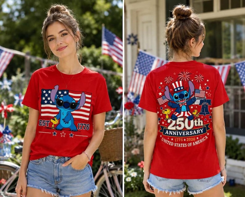 Op de afbeelding: Een rood T-shirt met korte mouwen en een blauw alien-personage op de voorkant, een Amerikaanse vlag en de tekst EST 1776. De achterkant toont hetzelfde personage met een hoge hoed en de tekst 250th ANNIVERSARY UNITED STATES OF AMERICA 1776 2026.