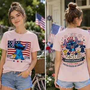 Op de afbeelding: Een lichtroze t-shirt met een afbeelding van Stitch met een zonnebril op de voorkant en de tekst EST 1776. De achterkant toont Stitch met een patriottische hoed en de tekst 250th ANNIVERSARY 1776-2026 UNITED STATES OF AMERICA.