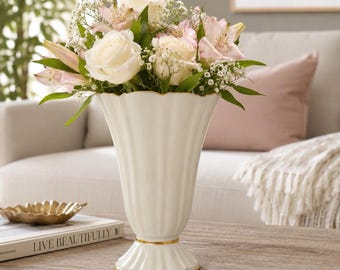 Vaso vintage in porcellana Lenox Symphony con bordo dorato e scanalature, stile Hollywood Regency.