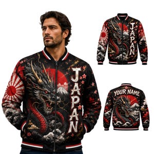 Peut inclure: Un blouson bomber noir orné d'une illustration détaillée de dragon, d'un soleil rouge, du mont Fuji et de fleurs de cerisier. Le mot JAPAN est imprimé verticalement sur le devant. Le dos présente un motif similaire avec le texte YOUR NAME.