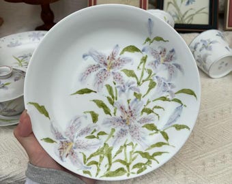Handmade Ceramic Underglaze Lily Pattern Jingdezhen Plate / Shallow Bowl