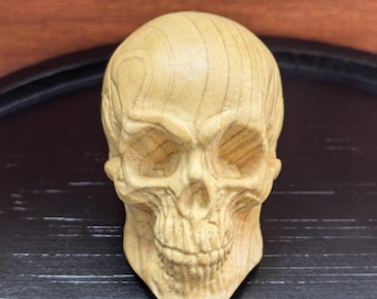 Statuetta di teschio in legno intagliata a mano, in legno naturale, decorazione da scrivania, oggetto da collezione.