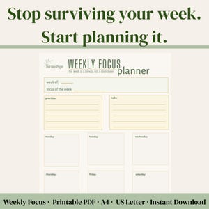 Puede incluir: Un planificador Weekly Focus con fondo crema y texto verde. Incluye secciones para la semana, el enfoque de la semana, prioridades, tareas y planificación diaria. El texto dice: "Deja de sobrevivir tu semana. Empieza a planificarla."