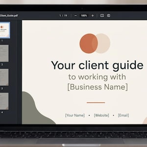 Può includere: Uno schermo di computer portatile che mostra un documento digitale intitolato Your client guide to working with [Business Name]. L'interfaccia presenta una barra laterale con miniature, una barra di navigazione e uno sfondo beige.