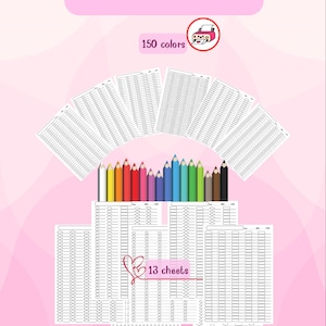 Könnte beinhalten: Rosa Hintergrund mit dem Text "COLOR SWATCH" und "150 Farben". Das Bild zeigt mehrere Blätter mit Farbmustern, ein Set Buntstifte und den Text "13 Blätter".