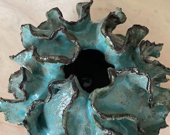 Organic decoration in black glazed ceramic