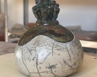 Raku-gestookte keramische doos, met zeebodemachtergrond.