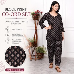 Könnte beinhalten: Schwarzes Blockdruck-Co-Ord-Set. Das Set besteht aus einem langärmligen Oberteil und einer passenden Hose. Der Stoff hat ein sich wiederholendes Blumenmuster in Weiß und Rot. Der Text auf dem Bild lautet "Comfort meets style everyday", "100% Cotton", "Breathable & Comfortable" und "Relaxed fit for all-day comfort".