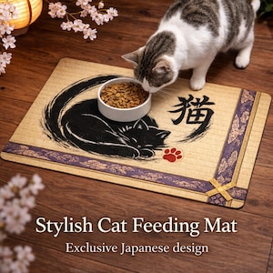 以下が含まれることがあります： 黒い猫のイラストと日本語のテキストが入ったベージュ色の猫用給餌マット。マットには紫色の縁と赤い足跡があります。白い猫用フードのボウルがマットの上にあります。「Stylish Cat Feeding Mat」というテキストが下にあります。