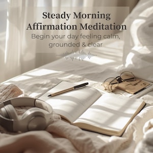 Könnte beinhalten: Ein ruhiges Bild eines Bettes mit Notizbuch, Stift, Brille und Kopfhörern. Der Text lautet "Steady Morning Affirmation Meditation" und "Beginnen Sie Ihren Tag mit Ruhe, Erdung und Klarheit". Die Szene wird von sanftem, natürlichem Licht erhellt.