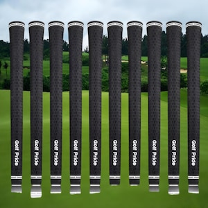 Puede incluir: Un conjunto de diez empuñaduras negras para palos de golf con el texto blanco "Golf Pride". Cada empuñadura tiene una superficie texturizada y bandas blancas. El fondo muestra un campo de golf.