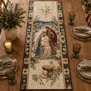 Peut inclure: Un chemin de table matelassé rectangulaire présentant une scène de nativité centrale avec une étoile au-dessus, entourée d'une bordure de motifs géométriques aux tons sourds. Le design inclut des personnages, deux agneaux et des motifs floraux.