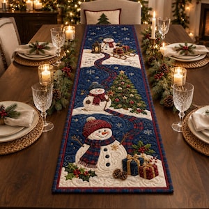 Peut inclure: Un chemin de table matelassé rectangulaire sur fond bleu foncé représentant une scène hivernale avec trois bonhommes de neige, un sapin de Noël décoré, des cadeaux emballés et un chemin sinueux, agrémenté de flocons et de houx.