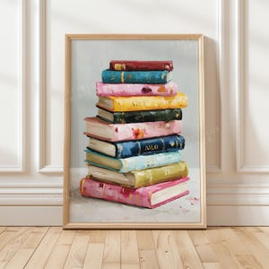 Op de afbeelding: Een ingelijste kunstdruk met een verticale stapel van tien boeken in diverse kleuren, waaronder rood, groenblauw, roze, geel, groen en blauw. De gele boekenrug is voorzien van het woord ART en de blauwe boekenrug is voorzien van AILO.