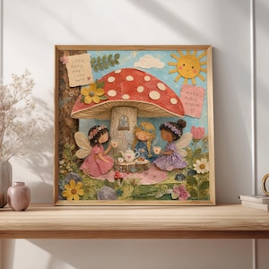 Könnte beinhalten: Ein gerahmtes Wandbild mit einem großen roten Pilz mit weißen Punkten, der als Haus für drei Feen dient. Die Feen trinken Tee unter dem Pilz. Der Text auf dem Bild lautet: little fairy magic lives here und make today magical.