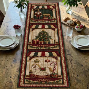 Puede incluir: Un camino de mesa acolchado rectangular con tres paneles verticales con motivos navideños. El panel superior muestra un cascanueces, el central un árbol de Navidad decorado con regalos y el inferior un caballito de madera.