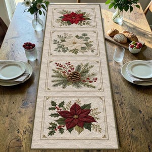 Pode incluir: Um caminho de mesa retangular acolchoado com quatro painéis quadrados distintos que apresentam ilustrações botânicas com tema natalino, incluindo poinsétias vermelhas e brancas, ramos de pinheiro com uma pinha e folhas de azevinho com bagas vermelhas.